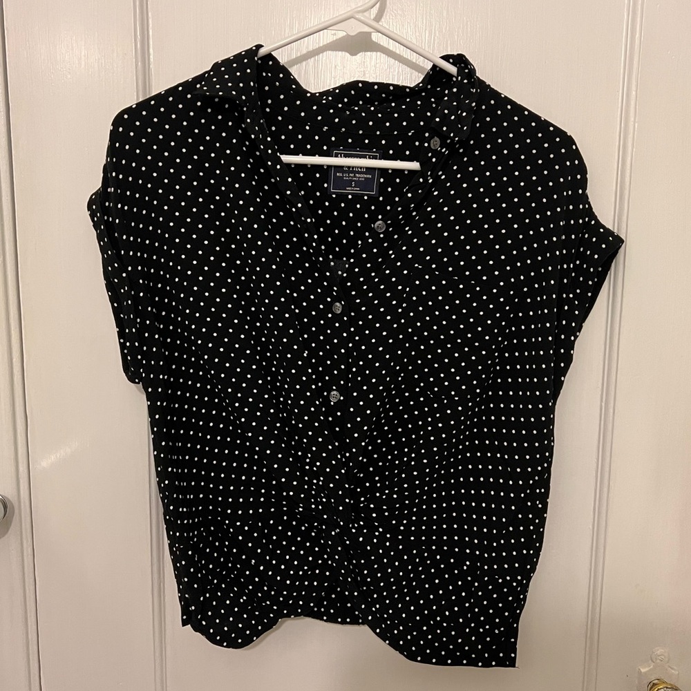 Abercombie & Fitch twisted button up polka dot short sleeve blouse